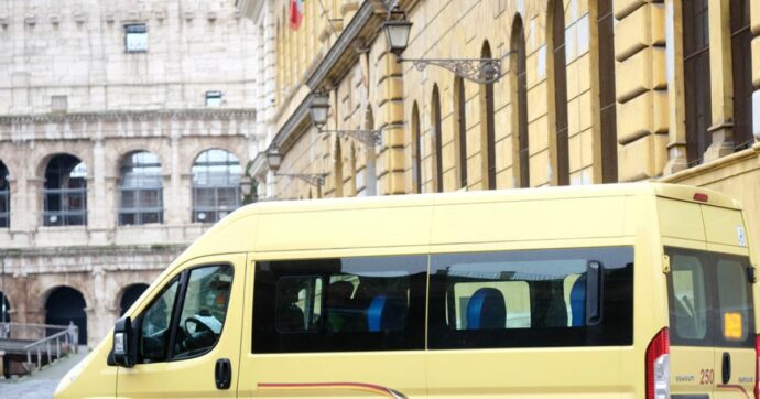 Ardea, 25 alunni non autosufficienti senza scuolabus da più di un mese. Il sindaco dopo le proteste: “Il servizio partirà, ci scusiamo”