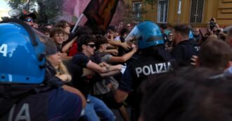Copertina di Corteo di studenti a Roma, tensione con le forze di polizia: spintoni e fumogeni – Le immagini