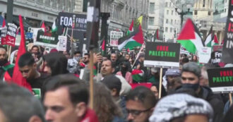 Copertina di “Stop bombing Gaza”, migliaia di persone sfilano a Londra in sostegno del popolo palestinese – Video