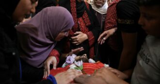 Copertina di Coloni israeliani attaccano i palestinesi in Cisgiordania: 30 morti e 600 feriti. “Ci perseguitano, sono armati e sostenuti dall’esercito”