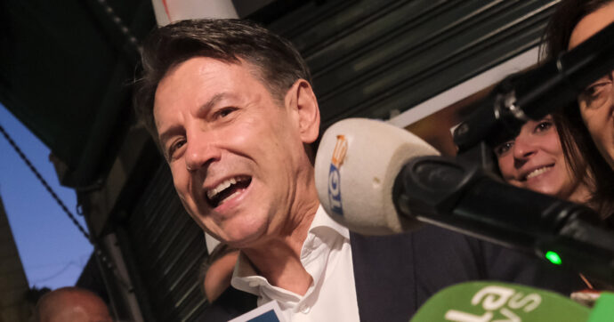 Conte punge Schlein: “Ha ancora l’elmetto”