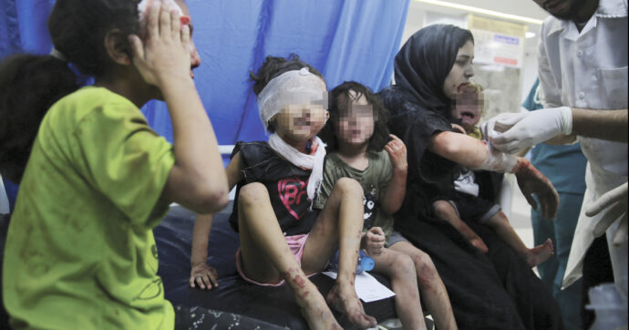 A Gaza 2.200 morti: bombe sulla safe-route. Via all’offensiva di terra