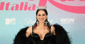 Copertina di Paola Iezzi a FqMagazine: “La separazione da mia sorella, uno dei momenti più difficili della mia vita. C’è un tempo per il dolore, e va guardato con coraggio”. Il cast di Drag Race si racconta