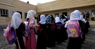 Copertina di Nuovi orrori. Yemen, bambini istruiti a scuola per fare la guerra