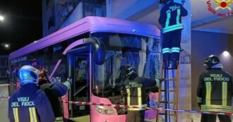 Copertina di Mestre, un altro incidente di un bus che va a sbattere contro un pilastro. Il sindaco Brugnaro: “Sospesi tutti i mezzi elettrici del trasporto locale”