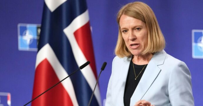 Il marito scambia azioni di una società di armi, la ministra norvegese della Difesa si dimette