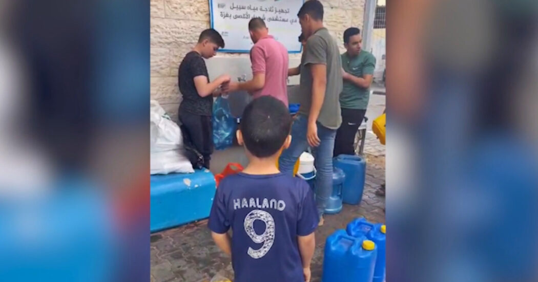 A Gaza manca l’acqua: le persone in coda per rifornirsi. A Sud la situazione peggiore: “La grave crisi sanitaria minaccia la vita dei cittadini”