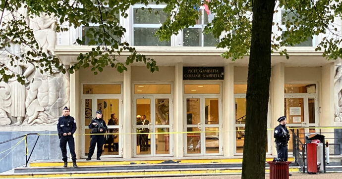 Francia, evacuato per allerta bomba il liceo dove un docente è stato ucciso a pugnalate