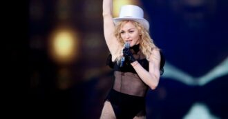 Copertina di Madonna ritorna sul palco e rivela: “Agli inizi uscivo solo con uomini che a casa avevano una doccia o una vasca da bagno”