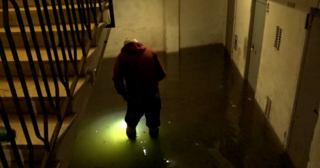 Nubifragio a Ostia, strade allagate e cantine sott’acqua dopo la violenta pioggia: le immagini