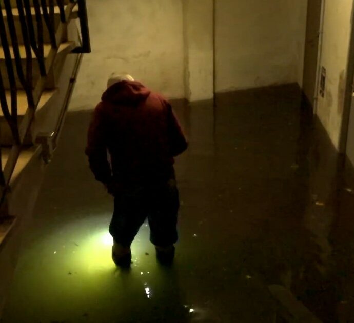 Nubifragio a Ostia, strade allagate e cantine sott’acqua dopo la violenta pioggia: le immagini