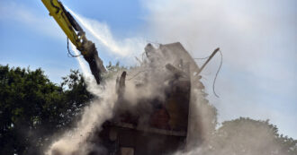 Copertina di Legambiente: “Demolizioni di edifici illegali ancora a rilento nel Lazio e al Sud. In alcuni comuni un abuso ogni 12 abitanti”