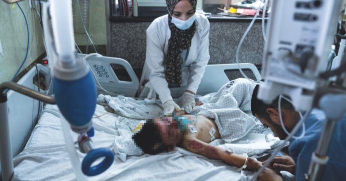 Gaza, un milione al valico chiuso. I miliziani di Hamas: “Morti 22 prigionieri”