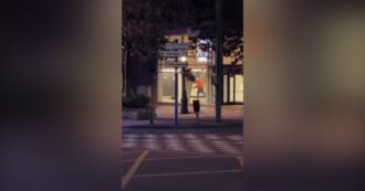 Copertina di Spari nel centro di Bruxelles, il momento in cui l’uomo armato scende dallo scooter e inizia a esplodere colpi – Video