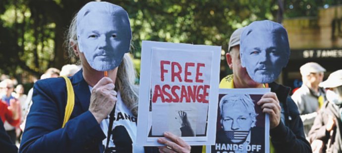 Copertina di Roma, ok alla proposta Raggi: “Assange sia cittadino onorario”