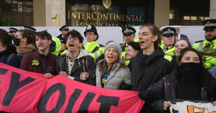 Greta Thunberg arrestata a Londra durante una protesta contro le multinazionali del petrolio