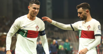 Copertina di Cristiano Ronaldo assalito da un invasore di campo durante Bosnia-Portogallo: il giocatore si tocca la caviglia, ma prosegue la partita