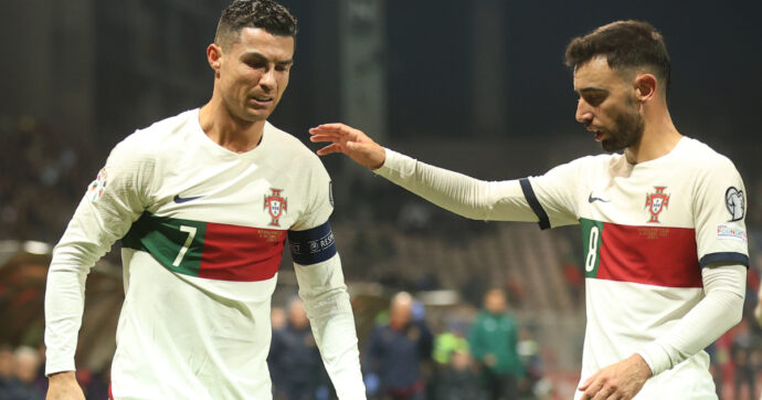 Cristiano Ronaldo assalito da un invasore di campo durante Bosnia-Portogallo: il giocatore si tocca la caviglia, ma prosegue la partita