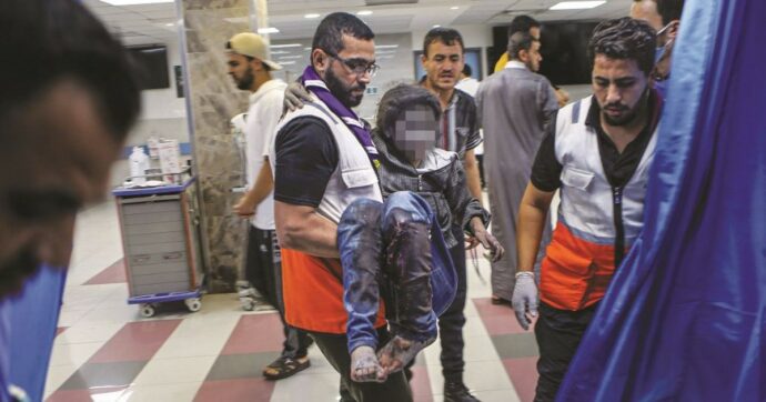 Bombardato un ospedale a Gaza: “Ci sono 500 morti”. Scambio di accuse tra Hamas e Israele su chi ha lanciato il razzo