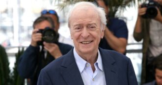 Copertina di Michael Caine dice addio al cinema: “Adesso la mia preoccupazione è arrivare vivo all’ora di pranzo”