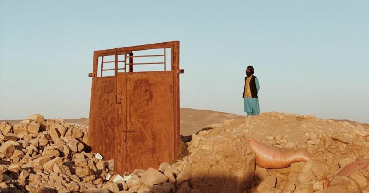 Terremoto in Afghanistan, le testimonianze esclusive da Herat: “Ho cercato di tirare fuori mia mamma dalle macerie, ho solo la sua scarpa”