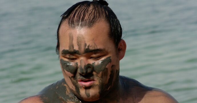 Giappone, oltre alla fioritura dei ciliegi c’è il sumo: uno sport, una lotta, una preghiera