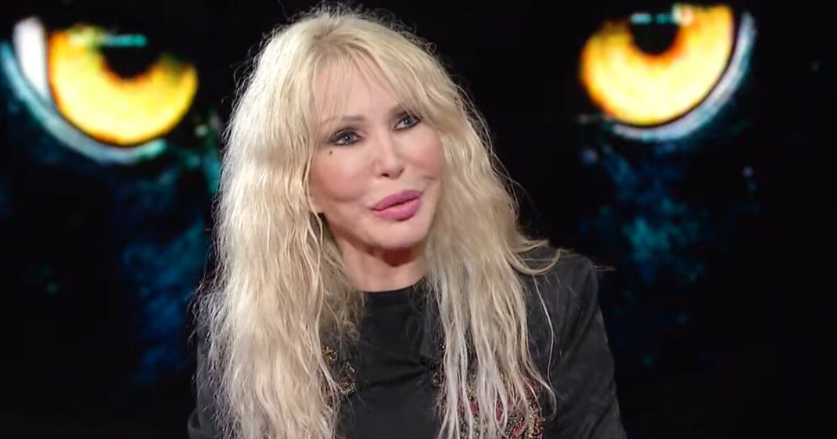 Ivana Spagna: “Vedo le persone morte, la prima volta una signora inginocchiata che scriveva, nel mio salotto”. La confessione della cantante a Belve