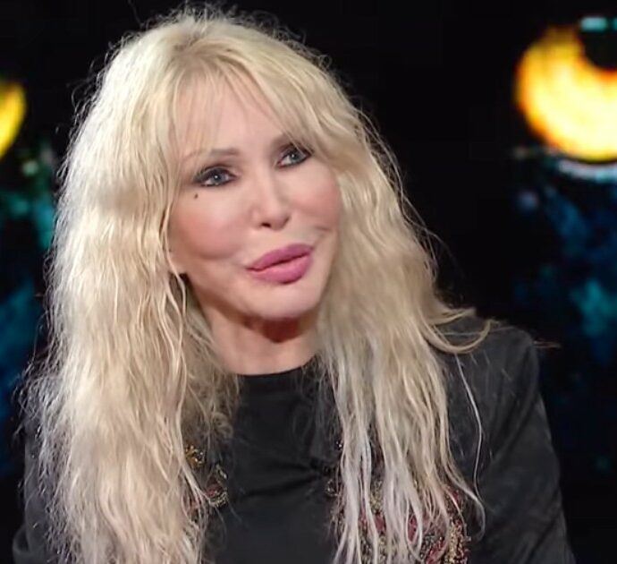 Ivana Spagna: “Vedo le persone morte, la prima volta una signora inginocchiata che scriveva, nel mio salotto”. La confessione della cantante a Belve