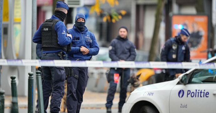 Bruxelles, morto l’attentatore dopo una sparatoria con la polizia. Arrestati due sospetti complici. L’Isis rivendica l’attacco