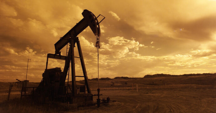 Petrolio in deciso rialzo con il rischio di un allargamento del conflitto in Medio Oriente. L’Iran chiede l’embargo per Israele