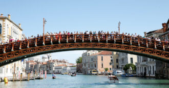 Copertina di Venezia, accoltellati due turisti durante una rissa sul ponte dell’Accademia