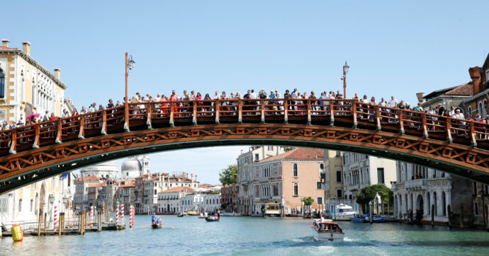 Venezia, accoltellati due turisti durante una rissa sul ponte dell’Accademia