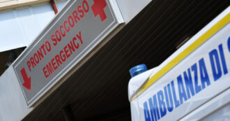 Copertina di Il pronto soccorso è chiuso da giugno: morta 59enne davanti all’ospedale di Scafati. Il sindaco: “Terroristi della sanità”