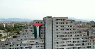 Copertina di Maxi bandiera palestinese sventola a Scampia: il vessillo srotolato dalla vela celeste – Le immagini