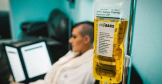 Copertina di Spopolano gli IV Bars, i bar dove si ordinano cocktail di vitamine e medicine da iniettare via flebo: ecco come funziona e i rischi