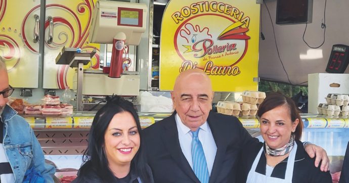 Galliani teme le astensioni e così divora polli e fa selfie sulle giostre