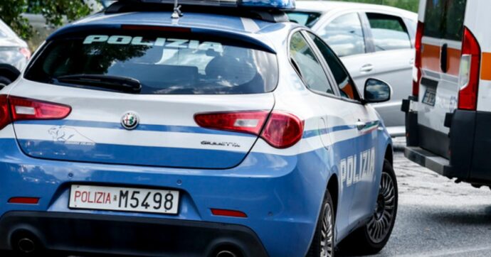 Roma, chiede informazioni stradali a due ragazzi e poi ne aggredisce uno con il coltello: arrestato un 29enne
