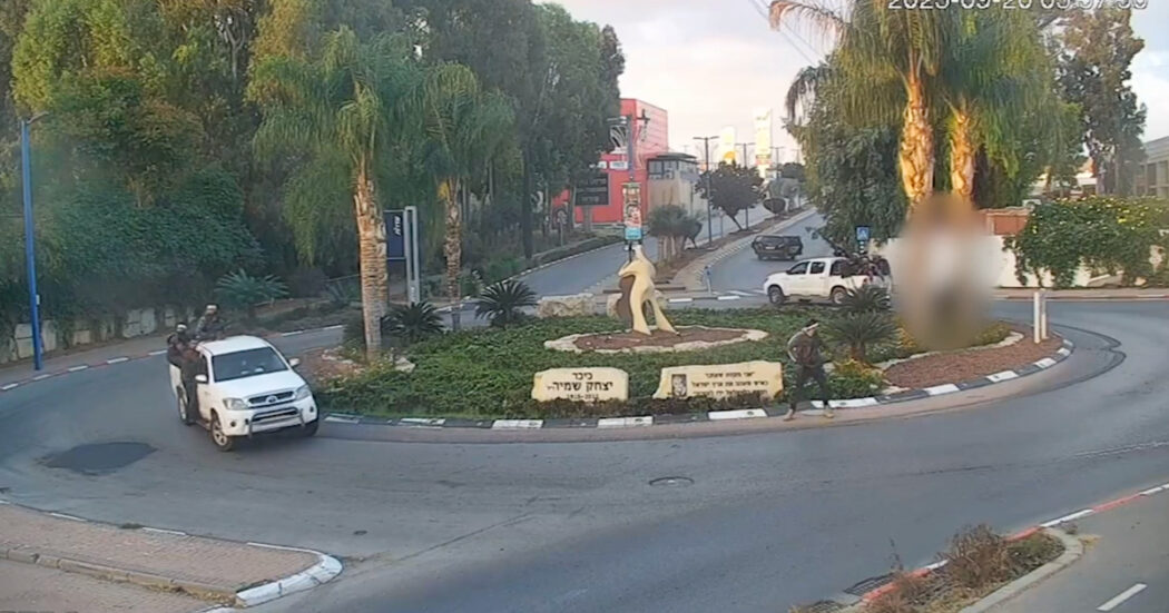 Israele, famiglia incrocia due pick-up carichi di terroristi di Hamas: così padre e madre cercano di salvare i figli dagli spari – Video