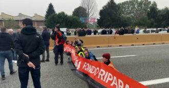Copertina di Azione di Ultima Generazione lungo l’A4 Torino-Milano: gli ambientalisti seduti a terra bloccano l’autostrada. Denunciati 19 attivisti – Video