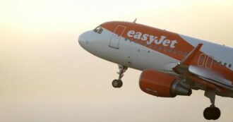 Copertina di EasyJet, il volo fa 5 ore di ritardo perché “il pilota è stato punto da una zanzara”: lo sfogo di una passeggera