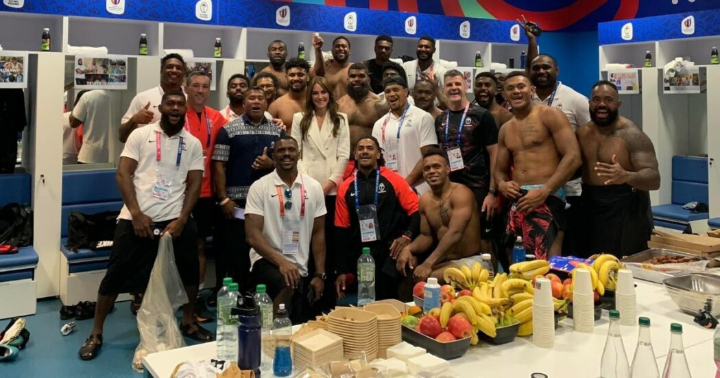 Kate Middleton entra a sorpresa negli spogliatoi della squadra inglese di rugby: la foto con i giocatori a petto nudo è virale