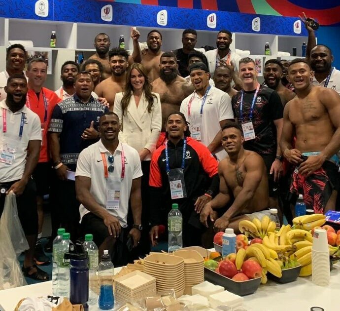 Kate Middleton entra a sorpresa negli spogliatoi della squadra inglese di rugby: la foto con i giocatori a petto nudo è virale