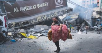 Copertina di Gaza alla fame: bloccati 200 tir  di cibo, si tratta il passaggio di 20