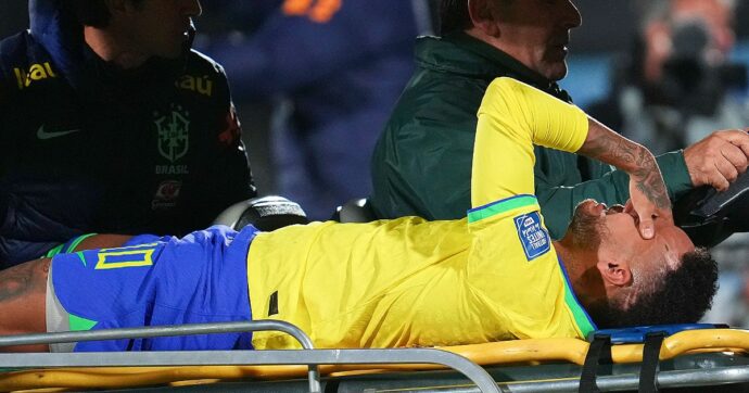 Infortunio tremendo per Neymar, la sua carriera appesa all’operazione al ginocchio: “È il momento peggiore”