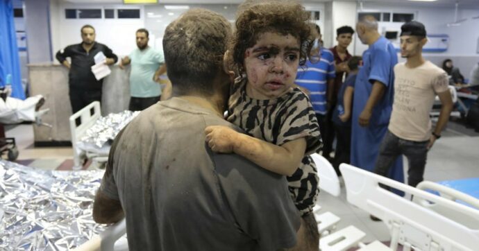 “Qui a Gaza tanti bambini uccisi. Ho scritto il nome dei miei figli sulle loro mani, per riconoscerli se muoiono”