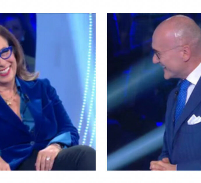 Alfonso Signorini e Cesara Buonamici fanno ironia su Andrea Giambruno: “Ti dona questo blu estoril”. Ecco cosa è accaduto