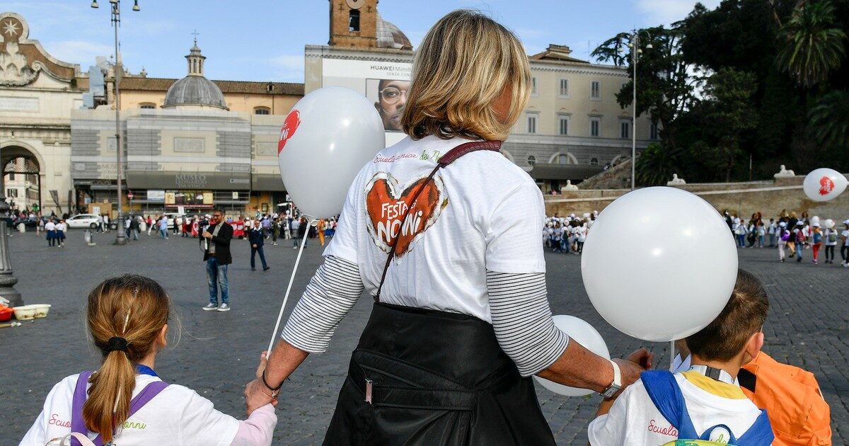 Nonna fa causa a figlia e genero per il lavoro da babysitter dei nipoti non pagato abbastanza: il tribunale le dà ragione, ecco la cifra che le spetta