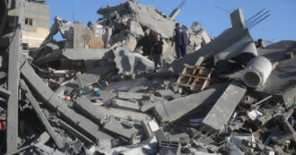 Copertina di Gaza, primi aiuti e poi le bombe. L’Onu: “Catastrofe umanitaria”