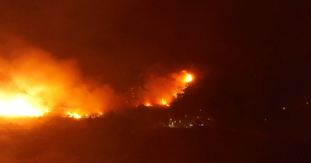 Inferno di fuoco nel Messinese, fiamme vicino alle case e persone bloccate a Capo Calvà: le immagini dal drone