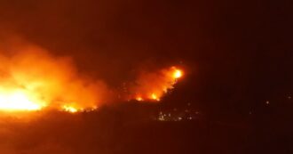 Copertina di Inferno di fuoco nel Messinese, fiamme vicino alle case e persone bloccate a Capo Calvà: le immagini dal drone